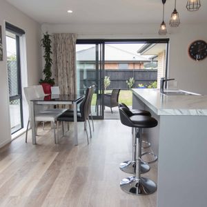 Immaculate Fully Furnished Family Home in Prime Prestons Subdivision! - Photo 2