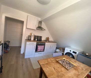 Top sanierte 2 Zimmer Dach-Wohnung im Frauenland - Photo 3