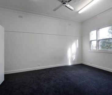 Recently updates & perfectly located in a quiet central street. - Photo 2