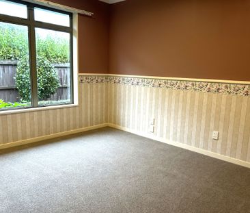 Large Executive Home - Photo 4