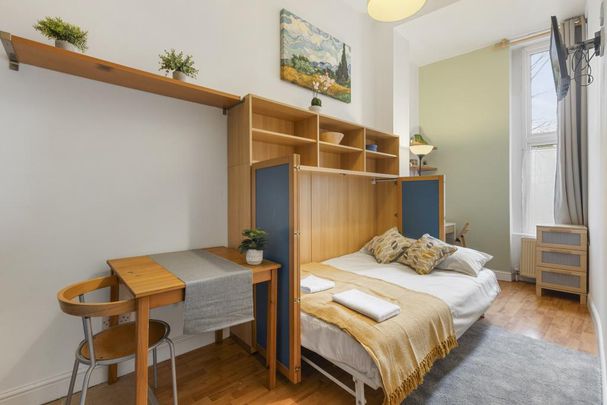 BILLS INCLUDED - Studio to rent in Earls Court, London SW5 - Photo 1