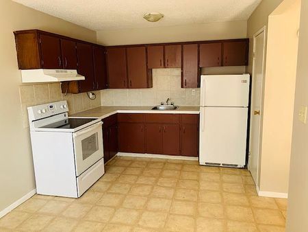 2 Bed Townhouse | Bowness Nw | Steps To Parks & Trails | Parking Included. - Photo 2