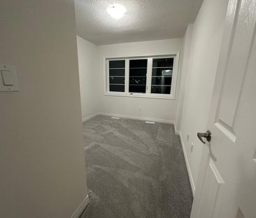 For Lease - 91 Air Dancer Crescent, Oshawa, Ontario - Photo 5