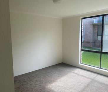 Updated & Bright - 2 bedroom ground floor unit - Photo 4