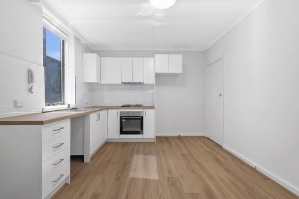 Inviting 2-Bedroom Apartment in Desirable St Kilda East Location - A Must-See! - Photo 1