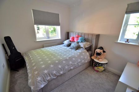 4 bedroom end of terrace house to rent - Photo 2