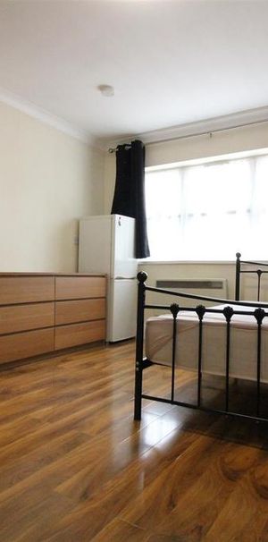 Studio to rent - Photo 1