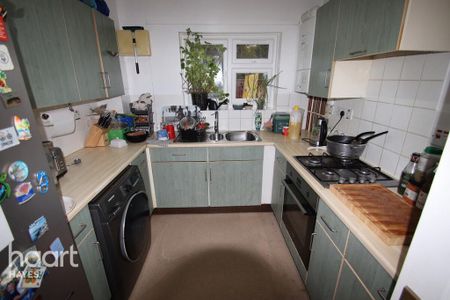 3 bedroom semi-detached house to rent - Photo 4