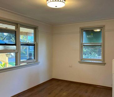 2 Bedroom House | Freshly Renovated | Convenient Location - Photo 2