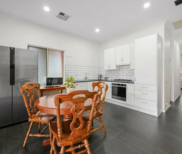 Charming 3- bedroom home - Photo 2