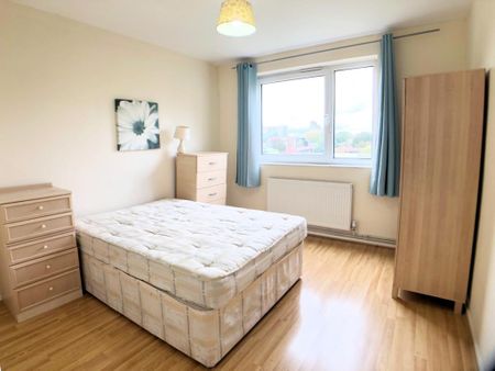 3 bedroom flat to rent - Photo 4