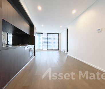 Iconic Building LANDMARK 1 Bedroom Apartment with Spacious Balcony - Photo 1