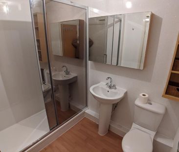 3 bedroom flat to rent - Photo 4