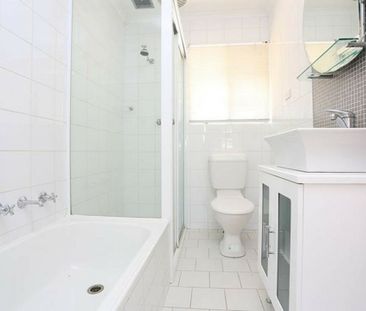 Leafy Refurbished Unit with Courtyard & Parking - Photo 5