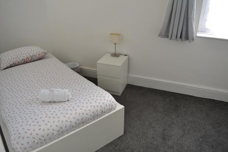 3 bedroom flat to rent - Photo 4