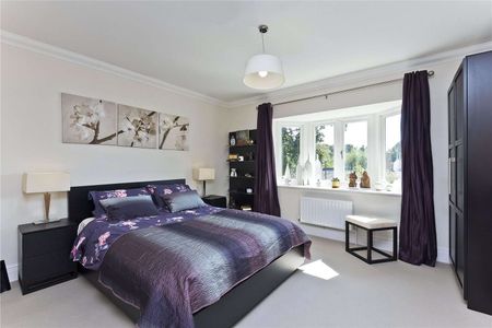 A modern family home in a popular Cobham residential road. - Photo 4