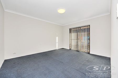 Townhouse with Spacious Interiors - Photo 2