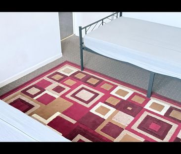 Room in a Shared House, Gower House, IG11 - Photo 3