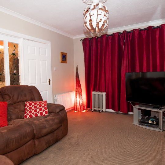 Room for rent in a 3-bedroom house in Oldbawn, Dublin - Photo 1