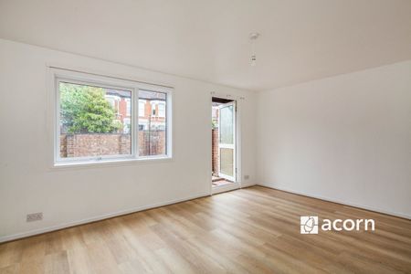 Flat to rent - William Margrie Close, London, SE15 - Photo 5
