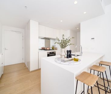 Easy living at Melbourne Square - Photo 4