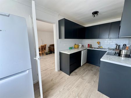 2 bed flat to rent in The Rutts, Bushey Heath, WD23 - Photo 2