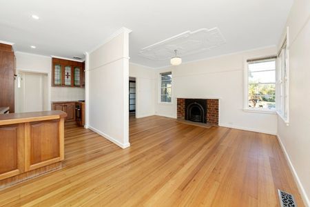 Beautifully Presented 3 Bedroom, 1 Bathroom Home! Water Usage Included. - Photo 3