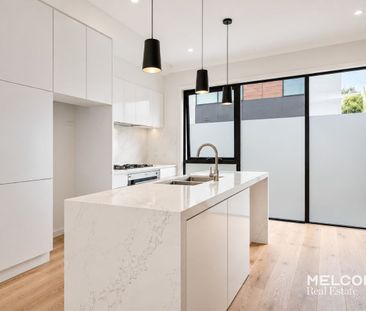 SPACIOUS THREE-BEDROOM TOWNHOUSE IN PRIME PORT MELBOURNE LOCATION - UNFURNISHED - Photo 3