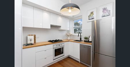 Fully Renovated Art Deco in Prime Lifestyle Locale (3 parking permits available) - Photo 5