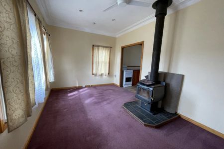 Classic Family Home Available on a 12 Month Lease - Photo 3
