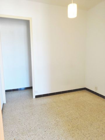 T1BIS 410€ H.C 58Bis Av Jean Jaurès Nîmes, 35m² - Photo 5