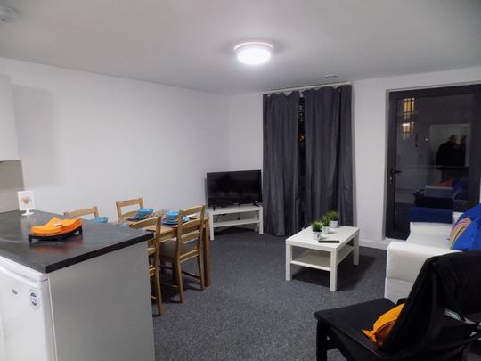 1 bedroom in a flat share to rent - Photo 1