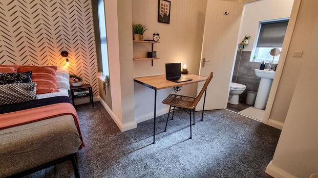 1 bedroom in a house share to rent - Photo 1