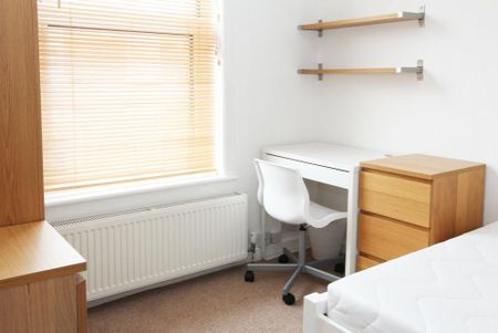 4 bedroom terraced house to rent - Photo 3