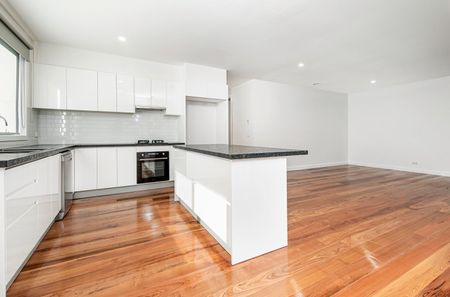 Huge Brand New Townhouse in Heart of Ringwood - Photo 5