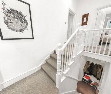 2 bedroom flat in London - Photo 1