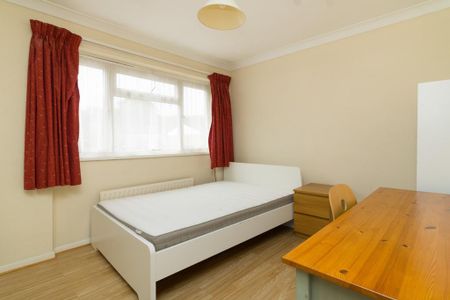 4 bedroom semi-detached house to rent - Photo 4