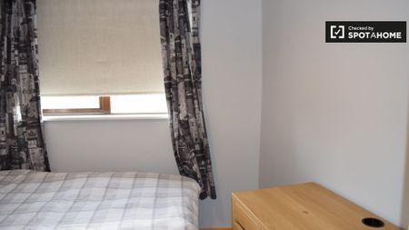 Room for rent in 4-bedroom apartment in Glasnevin, Dublin - Photo 4