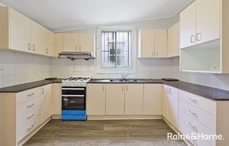 Spacious period home ideal location - Photo 4