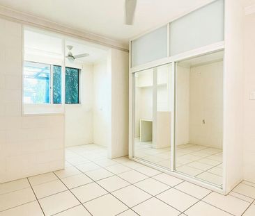 BEAUTIFUL FAMILY HOME WITH POOL - Photo 2