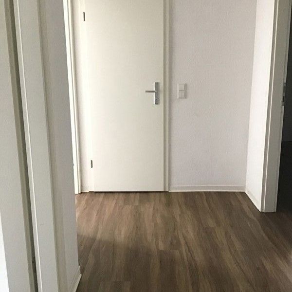 Schöne 2-Zimmer-Wohnung mit Ausblick ins Grüne und großem Balkon! - Foto 1