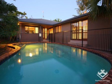 Beautiful Family Home with Pool - Photo 2