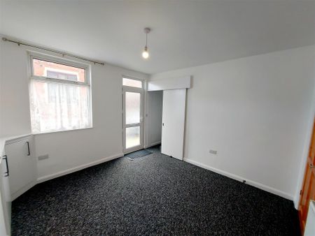 2 bedroom Terraced House to rent - Photo 4