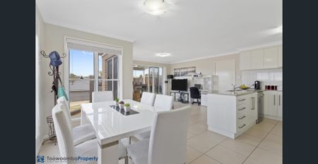 Immaculate unit in Kearneys Springs, only short stroll to local parklands and USQ! - Photo 2