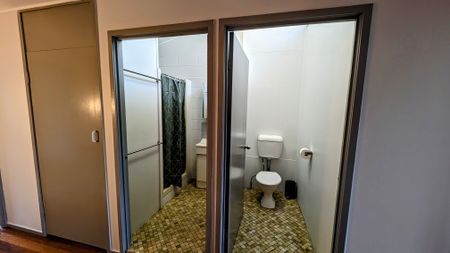 SELF CONTAINED TOWNHOUSE, CLEAN & COMFORTABLE, SHORT WALK TO ALL YOUR EVERYDAY NEEDS - Photo 4