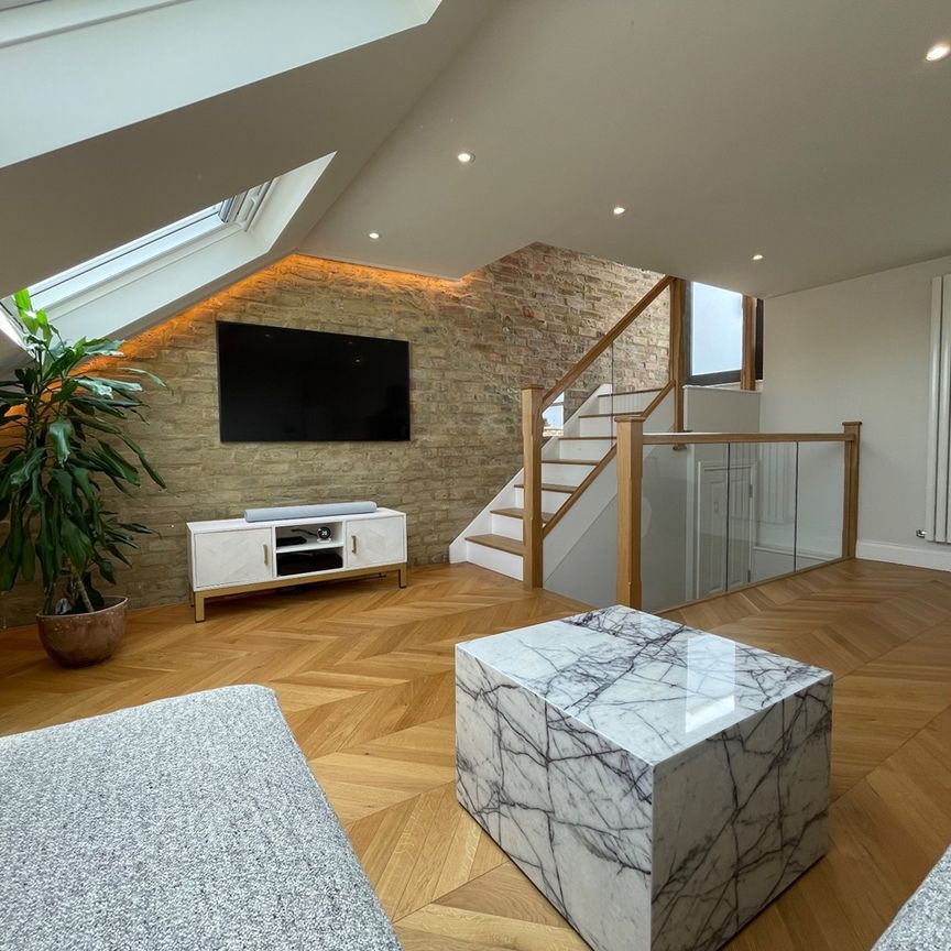 5 Bed Terraced House, Taybridge Road, SW11 - Photo 1