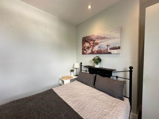 Room 2: Flat 4, 30 Stoke Road, Guildford, GU1 4HR - Photo 1