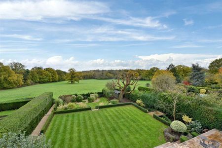 Stunning family home which has been refurbished throughout - Photo 2