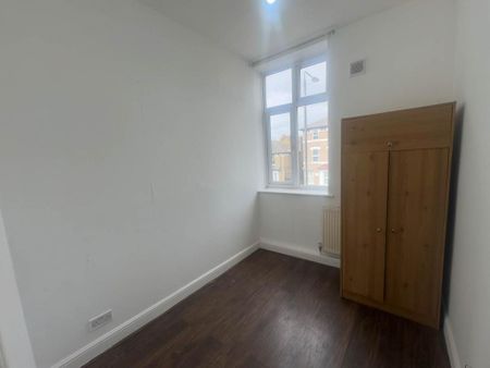 3 bedroom flat to rent - Photo 3