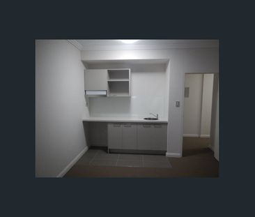Near new luxury 1 bedroom +1 study apartment - Photo 2